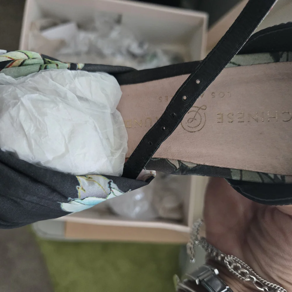 Chinese Laundry Flory Geisha Print Heels - Picture 5 of 15